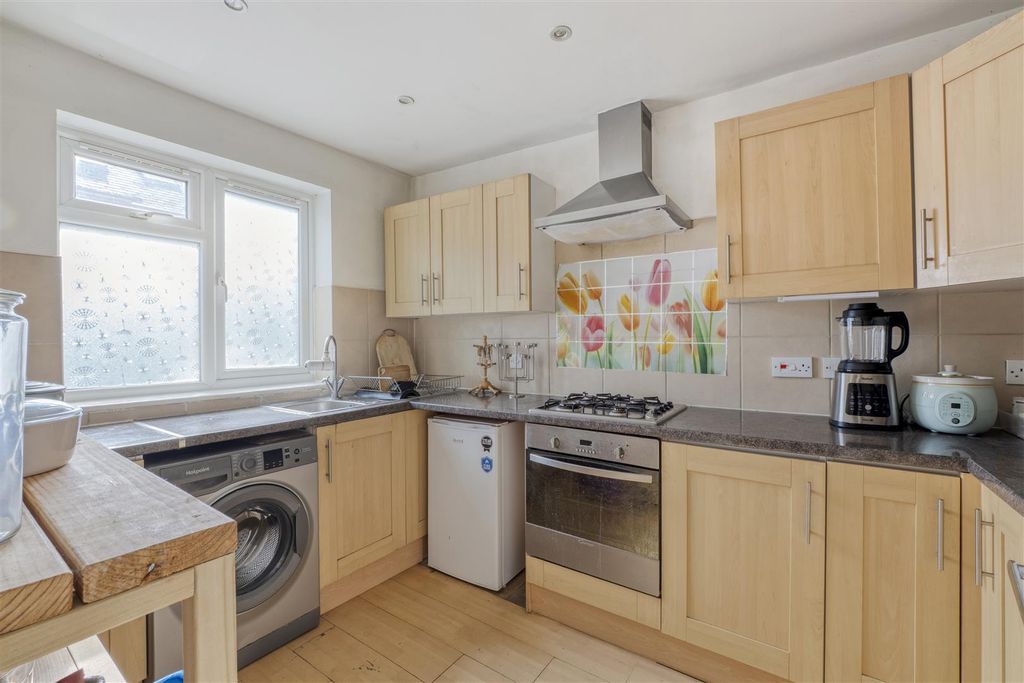 Property photo 3 of 15 Lindsay Road-009.Jpg