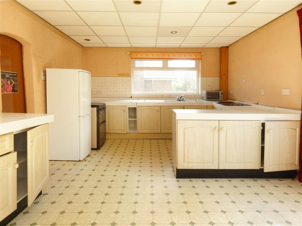 Property photo 3 of 19 Dining Kitchen