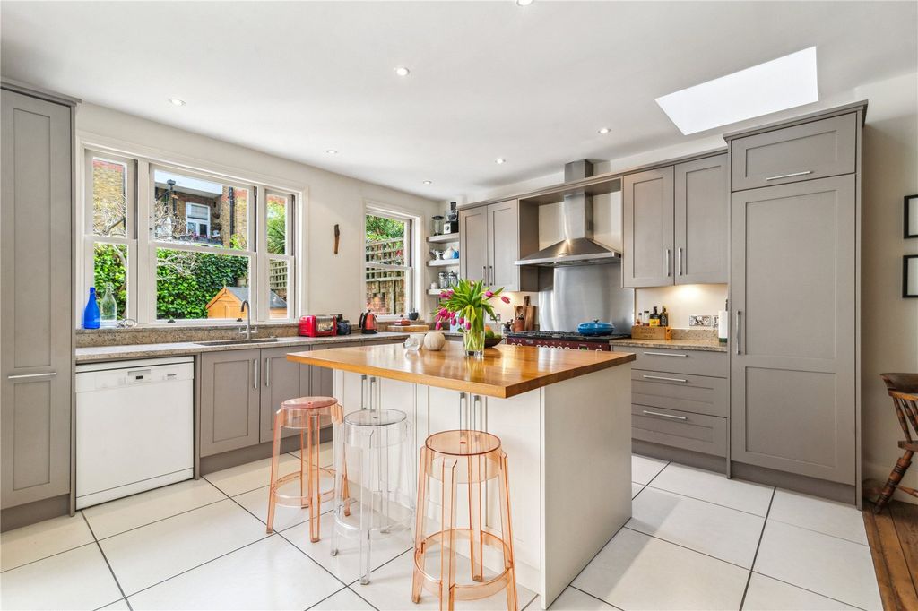 Property photo 2 of 17 Kitchen