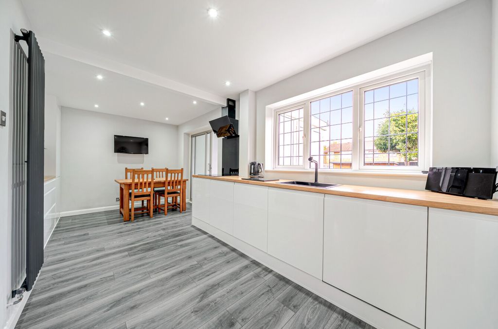 Property photo 3 of 19 1535400-10-6Ad0E4...