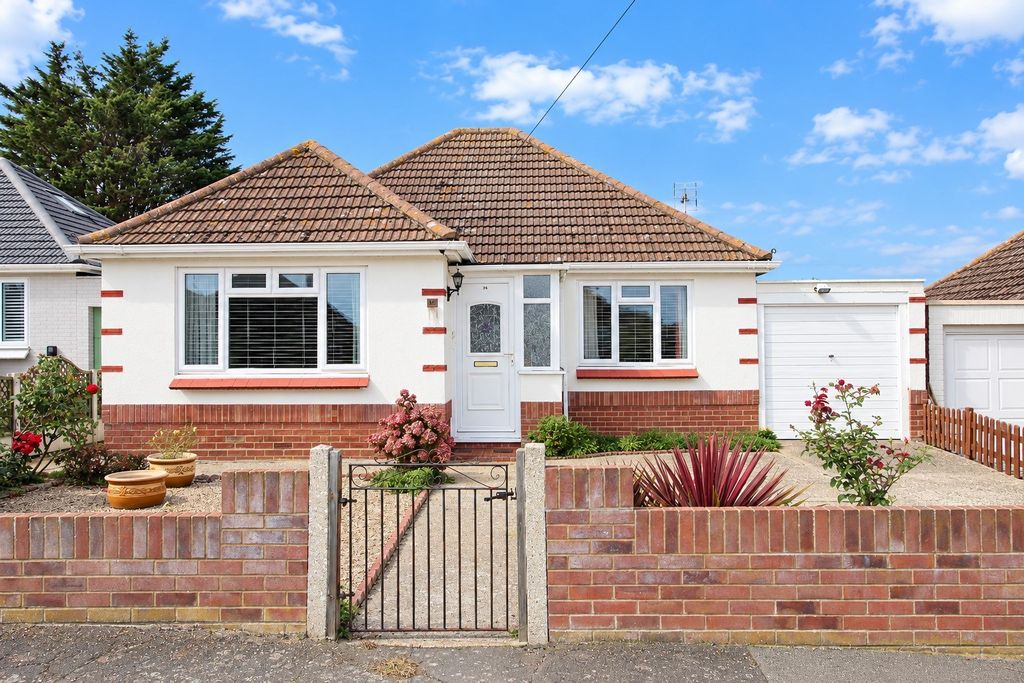 Property photo 1 of 14 Park Boulevard, Holland On Sea.