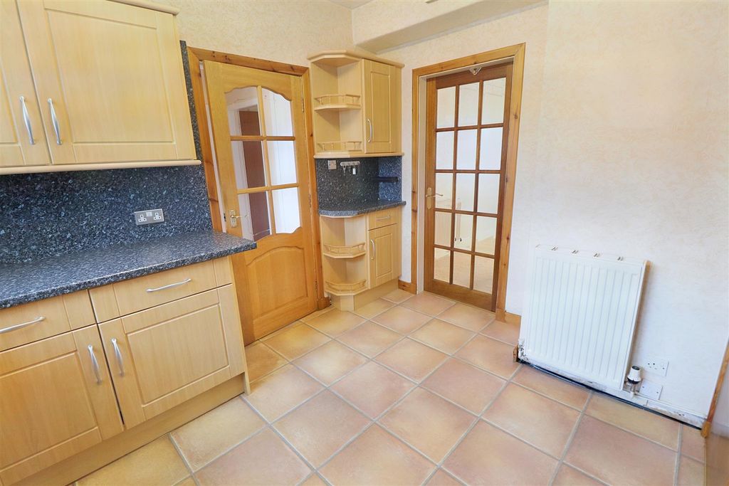 Property photo 3 of 16 Kitchen 2 (4).Jpg
