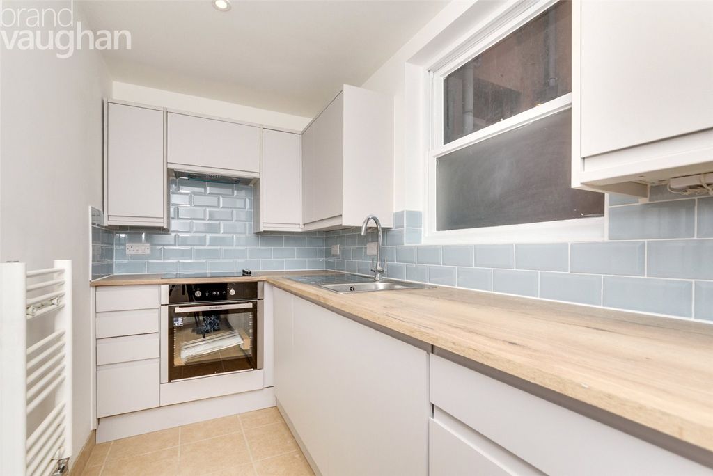 Property photo 2 of 10 Kitchen