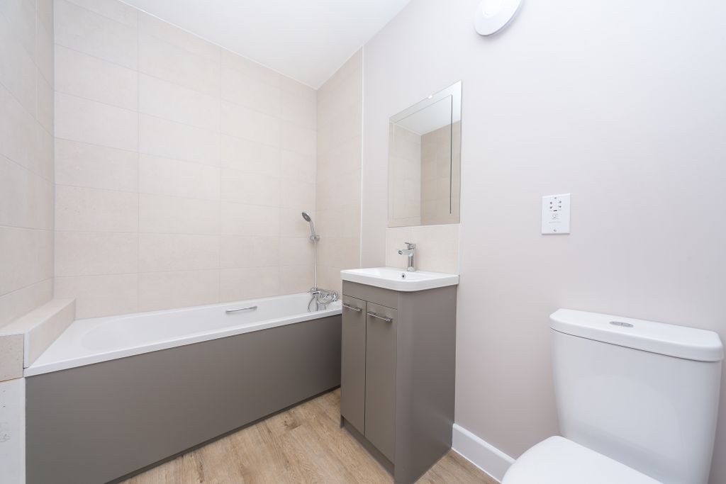Property photo 3 of 11 Bathroom