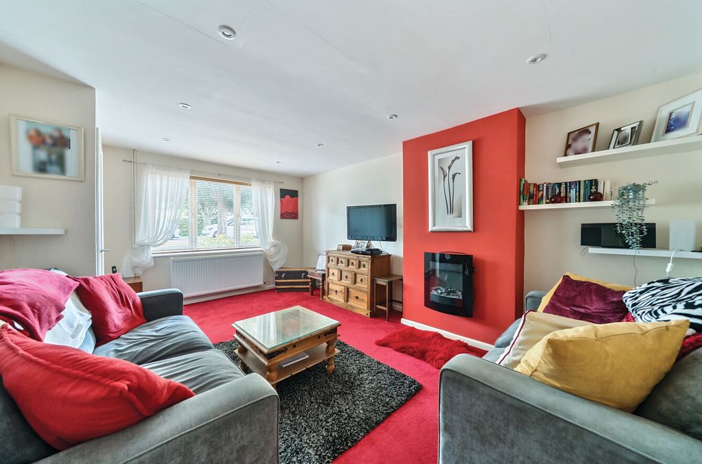 Property photo 3 of 20 1325969-8-687E181...