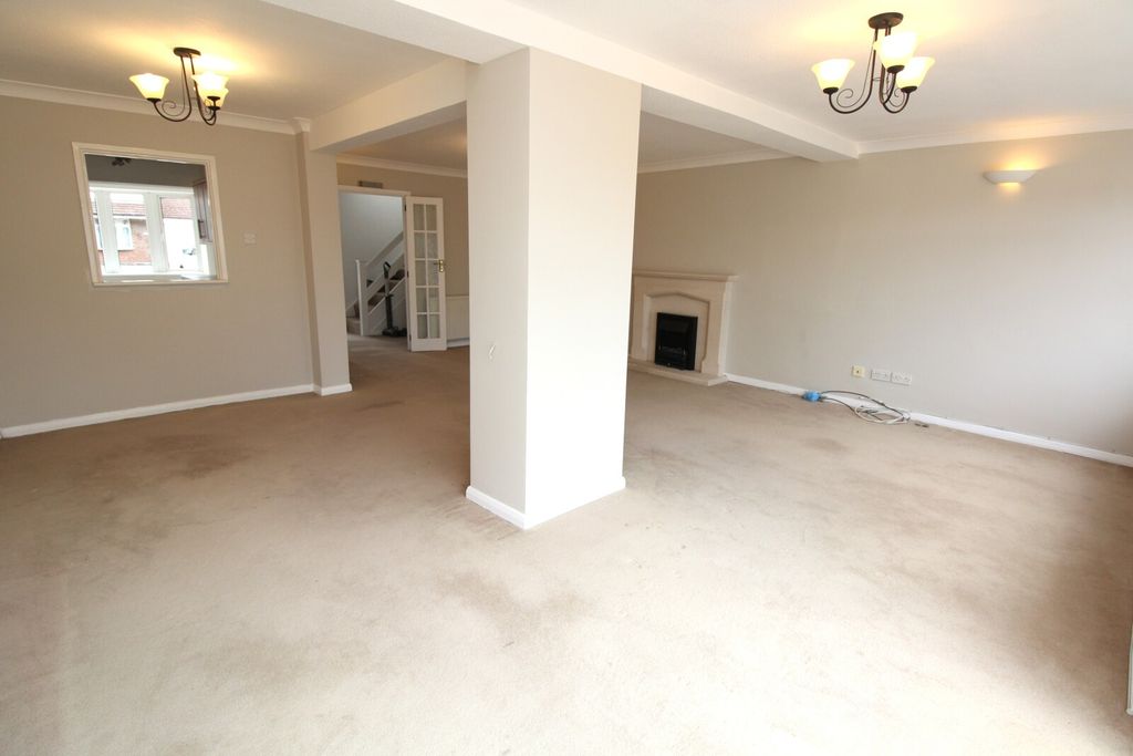 Property photo 3 of 12 Lounge 2