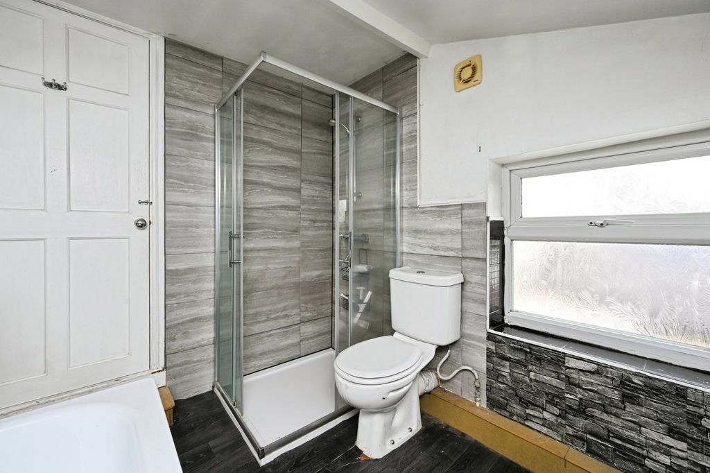 Property photo 3 of 18 Bathroom