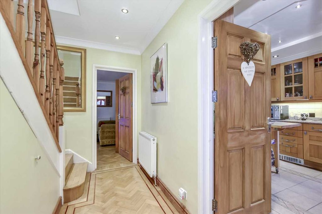 Property photo 2 of 27 Entrance Hall