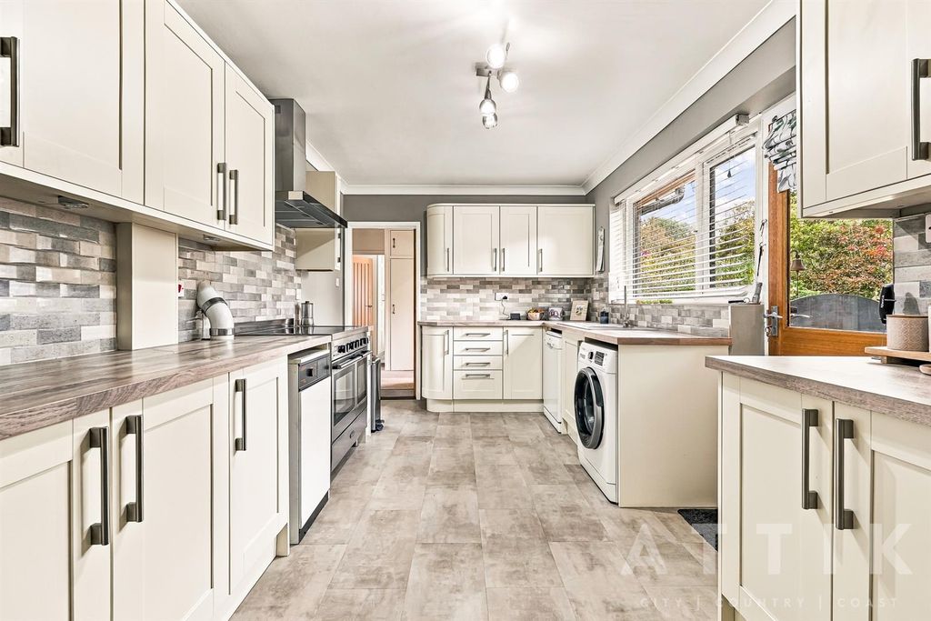 Property photo 2 of 26 Attik_St_Marys_Close_701192.Jpg