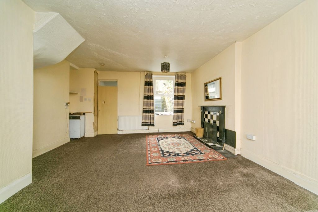 Property photo 3 of 18 Living Room