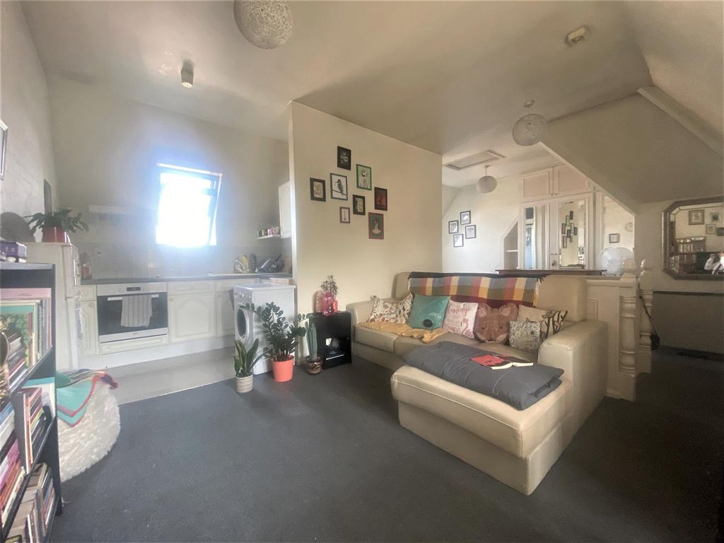 Property photo 1 of 6 Lounge