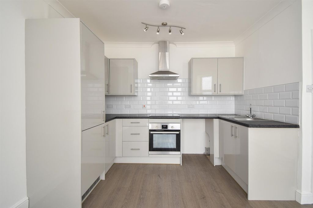 Property photo 3 of 11 Living Space