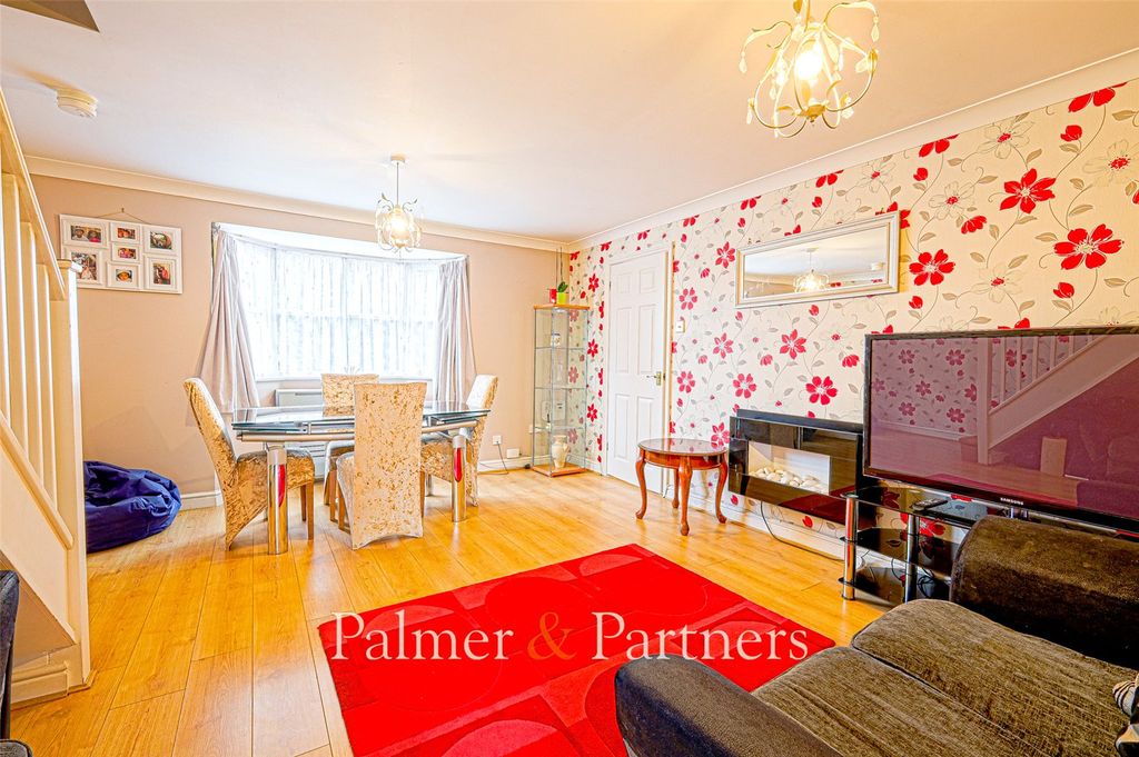 Property photo 3 of 11 Lounge