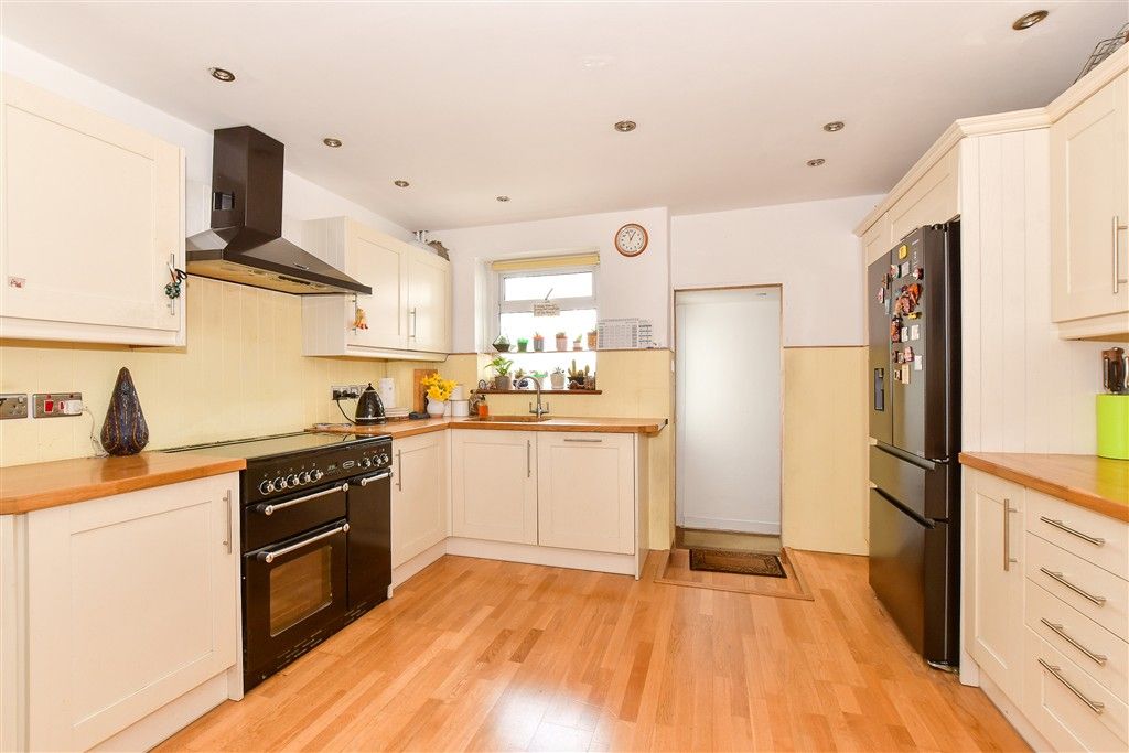 Property photo 1 of 10 Kitchen