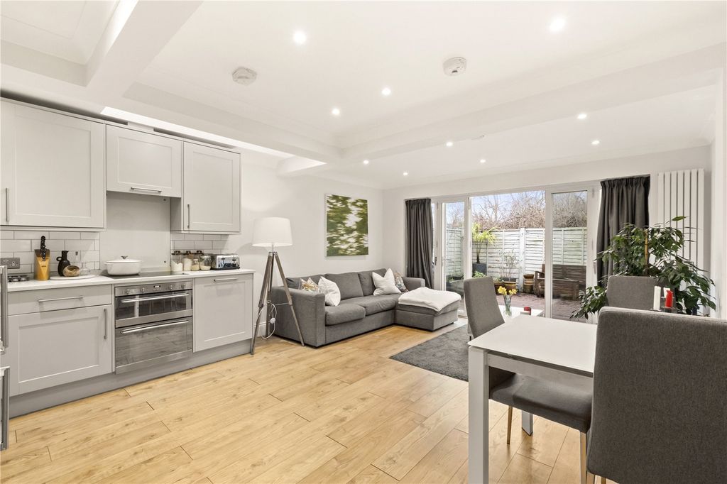 Property photo 2 of 11 Kitchen/Reception