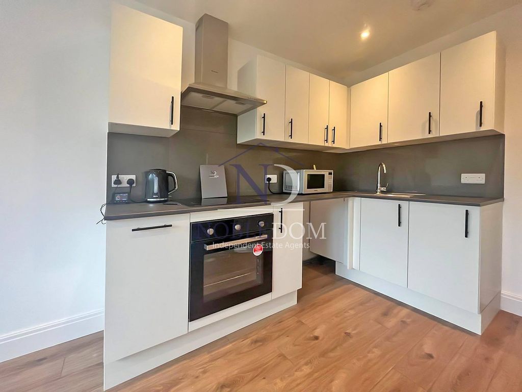 Property photo 1 of 9 Split-Level Two Bedroom Flat In Northolt