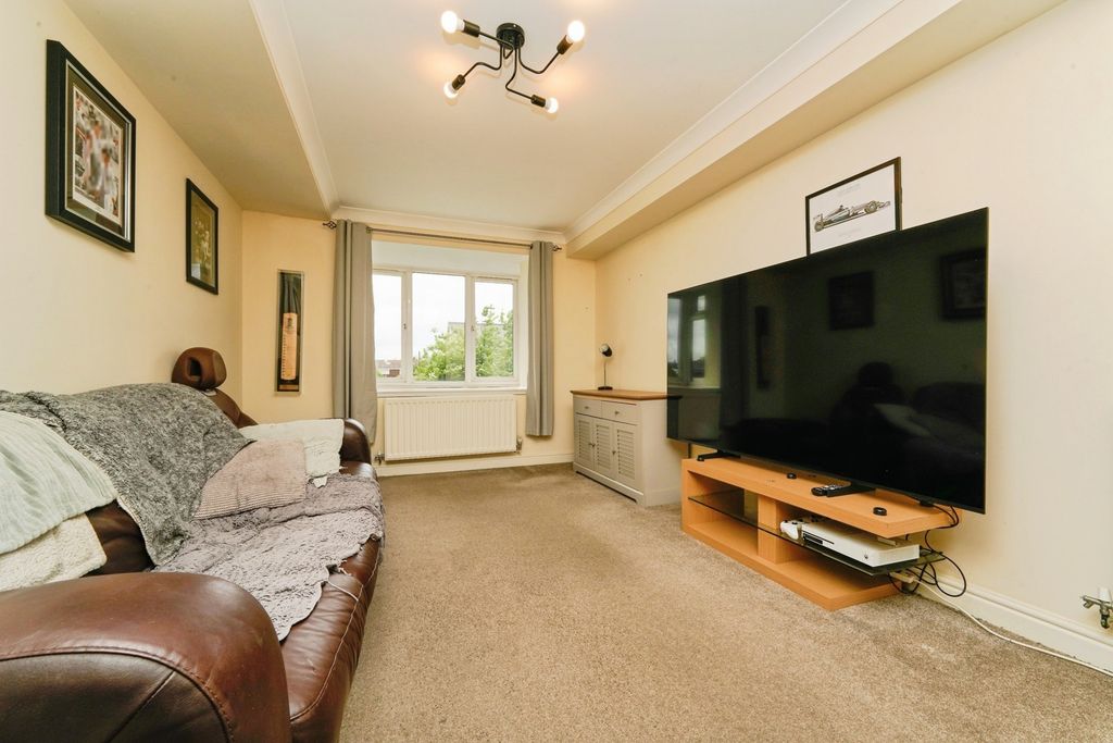 Property photo 3 of 12 Lounge