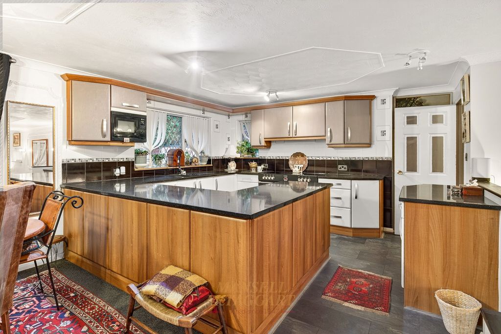 Property photo 2 of 27