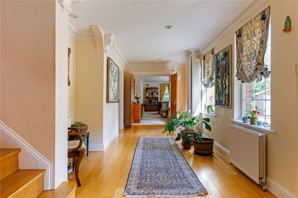 Property photo 2 of 18 Entrance Hall