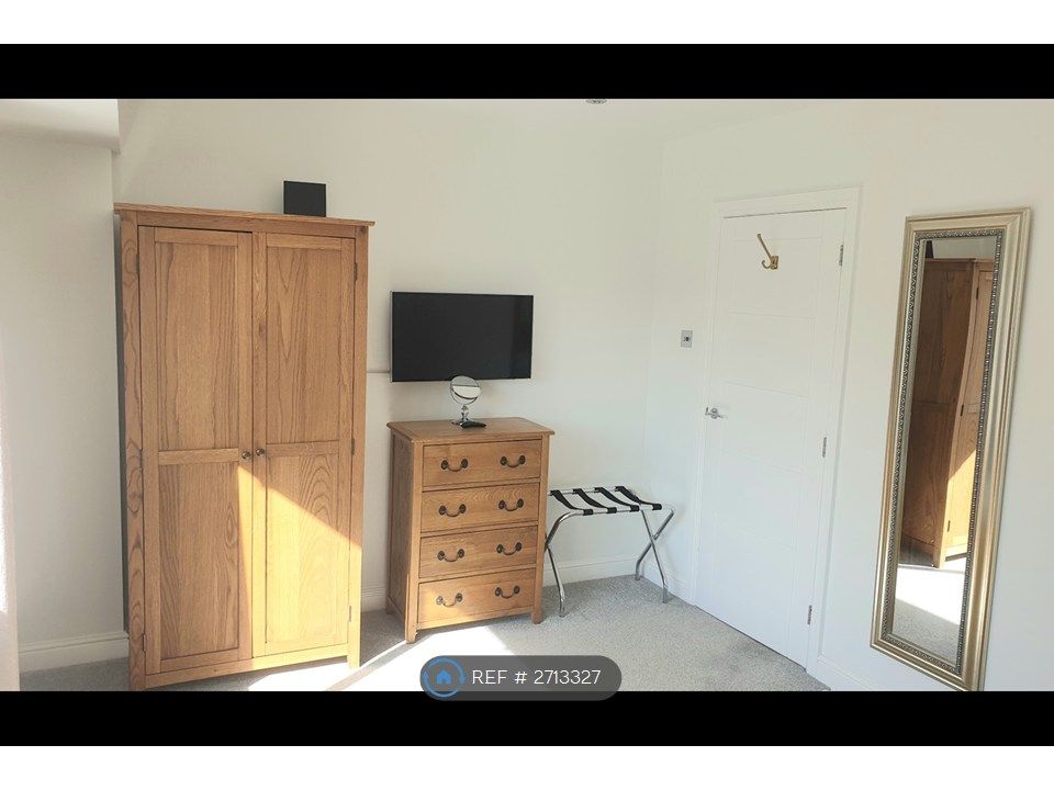 Property photo 3 of 8 Wardrobe And Chest Of Drawers