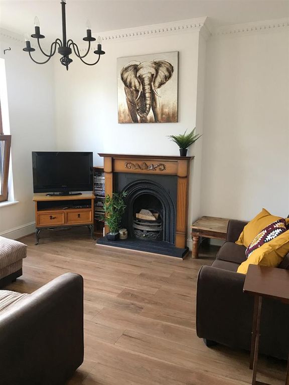 Property photo 2 of 17 Lounge