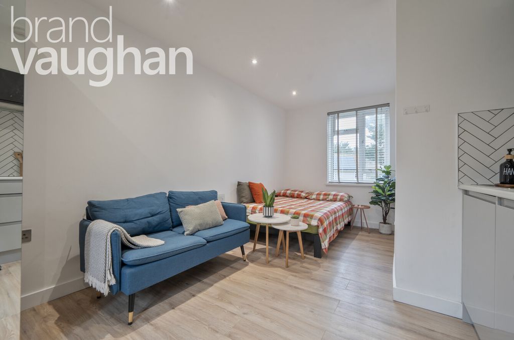 Property photo 2 of 9 4E9B15c5-ce36-44d...