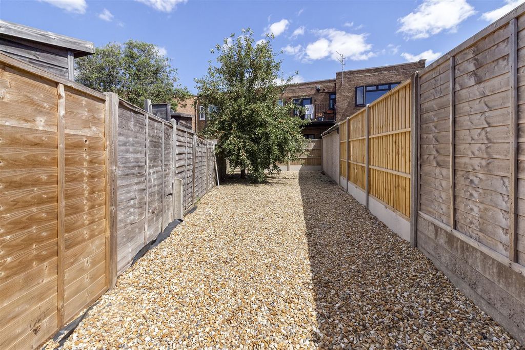 Property photo 3 of 10 2A Ocean Parade-010.Jpg