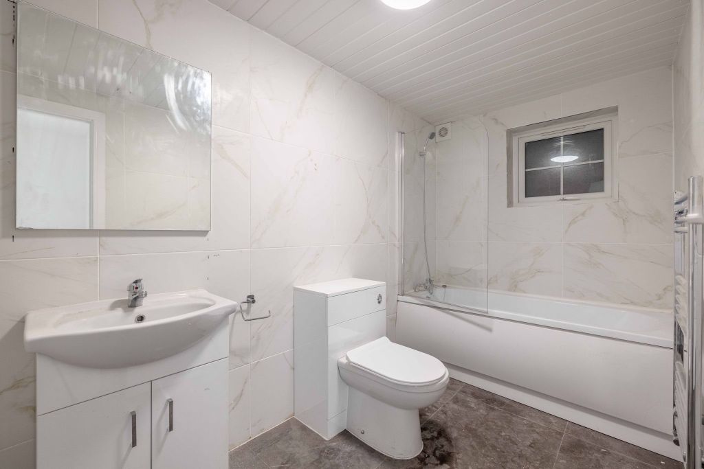 Property photo 3 of 10 Bathroom