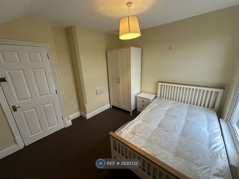 Property photo 3 of 7 Room 4