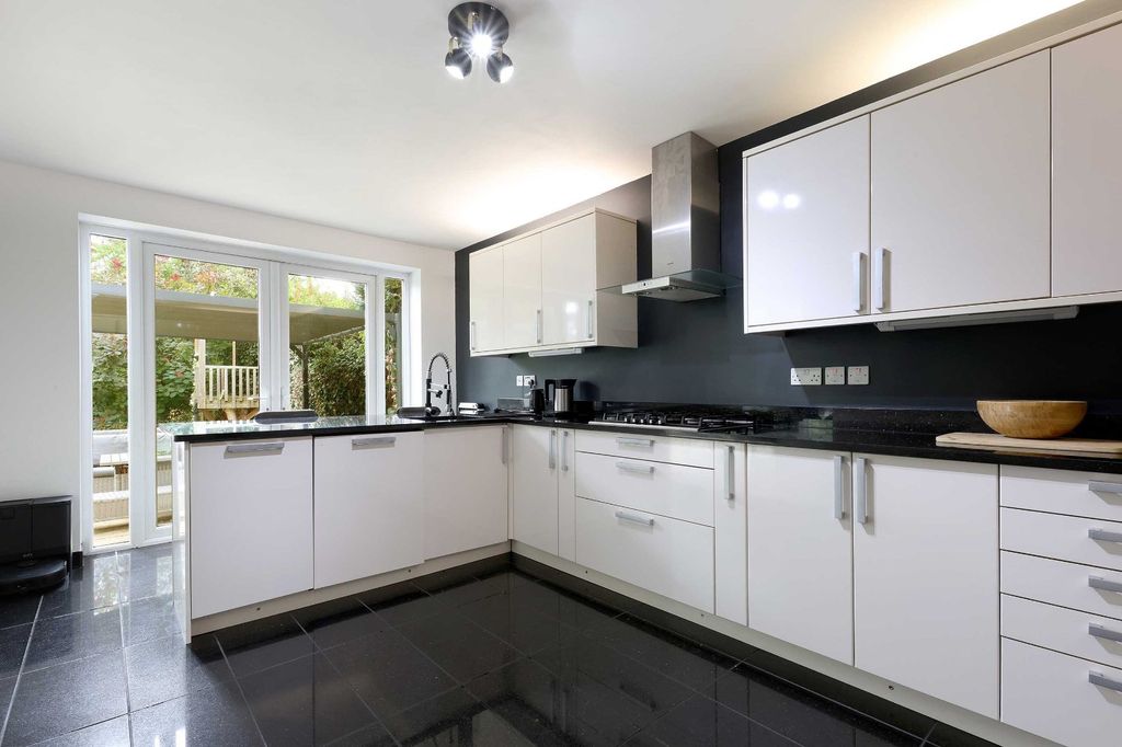 Additional image 8 of 6 bed detached house for saleSeeleys Close, Beaconsfield, Buckinghamshire HP9