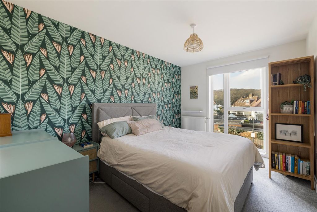 Property photo 3 of 25 Merriam Close, E4