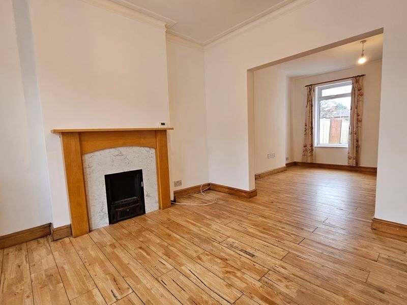 Property photo 3 of 16 Lounge