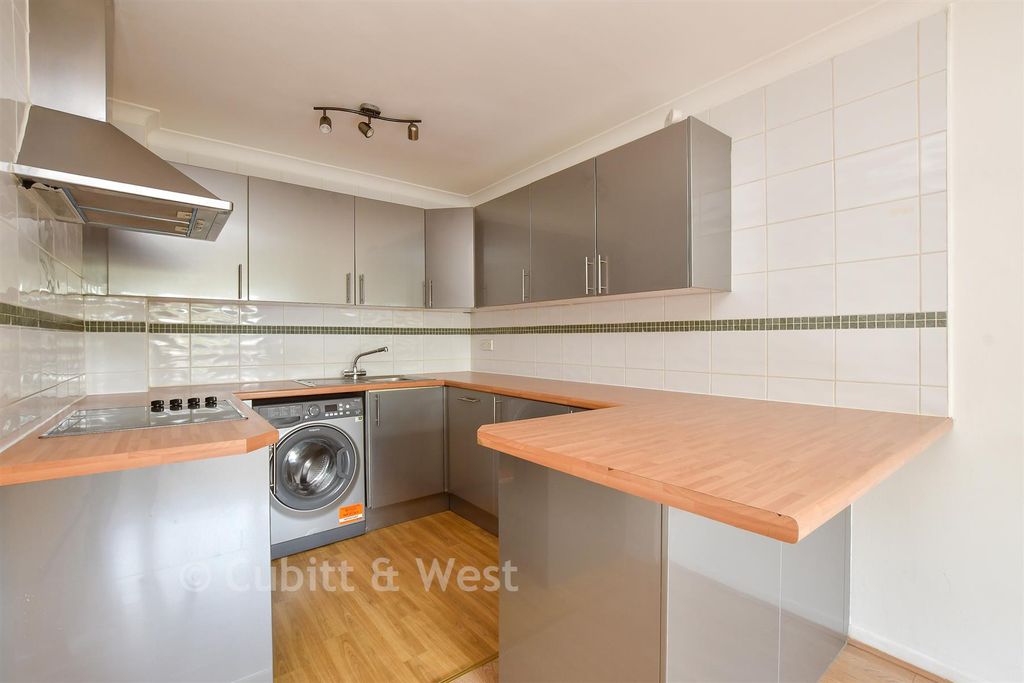 Property photo 3 of 9 Lounge / Kitchen