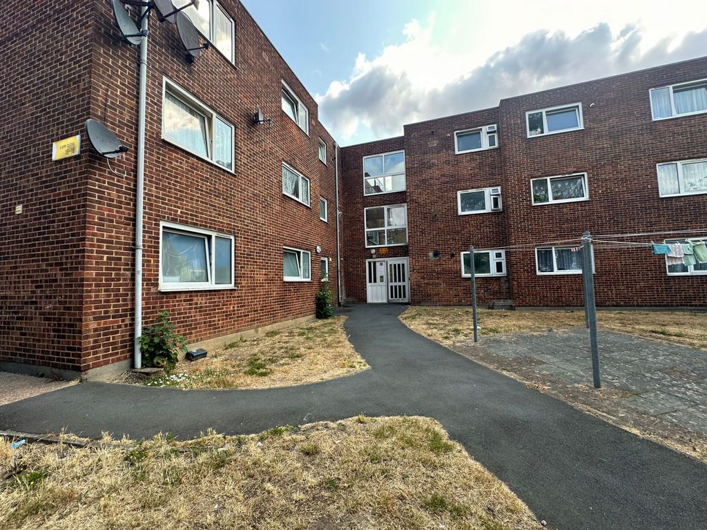 Property photo 1 of 16 Spacious 4-Bedroom Fully Furnished Flat In Barking