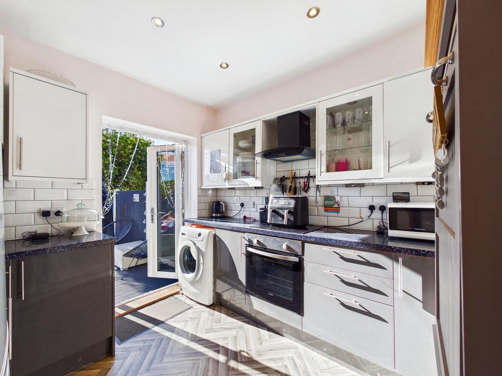 Property photo 3 of 15 Kitchen
