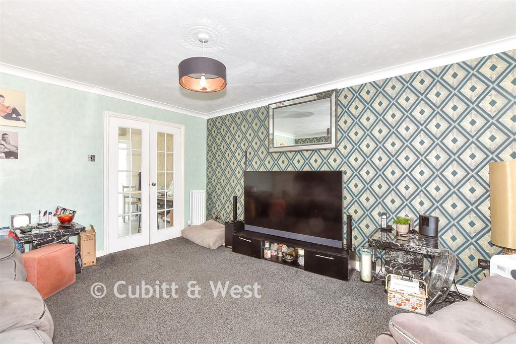 Property photo 3 of 10 Lounge