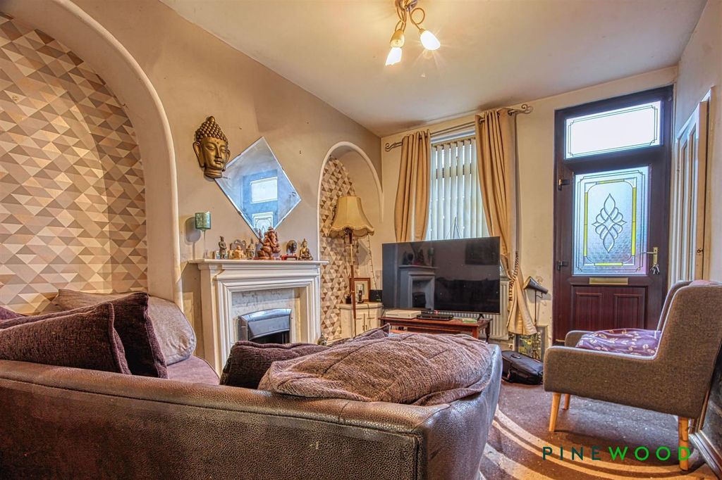 Property photo 2 of 11 Lounge