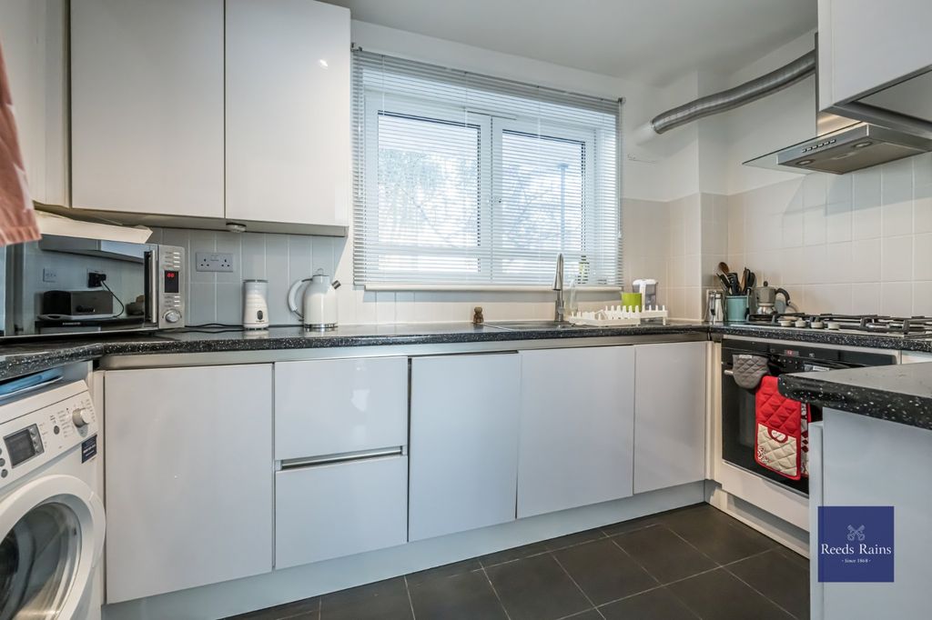 Property photo 3 of 11 Kitchen