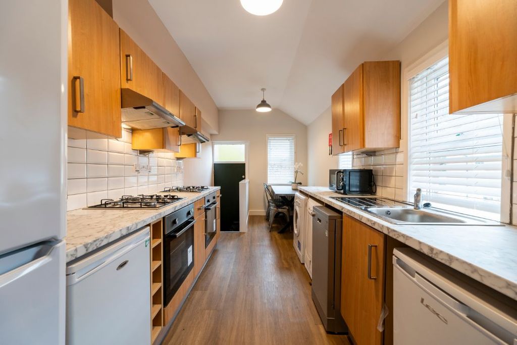 Property photo 3 of 14 57Ds - Kitchen