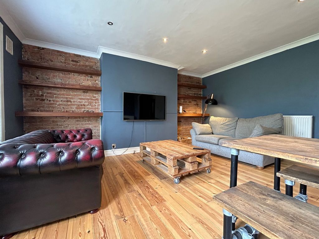 Property photo 3 of 12 Lounge