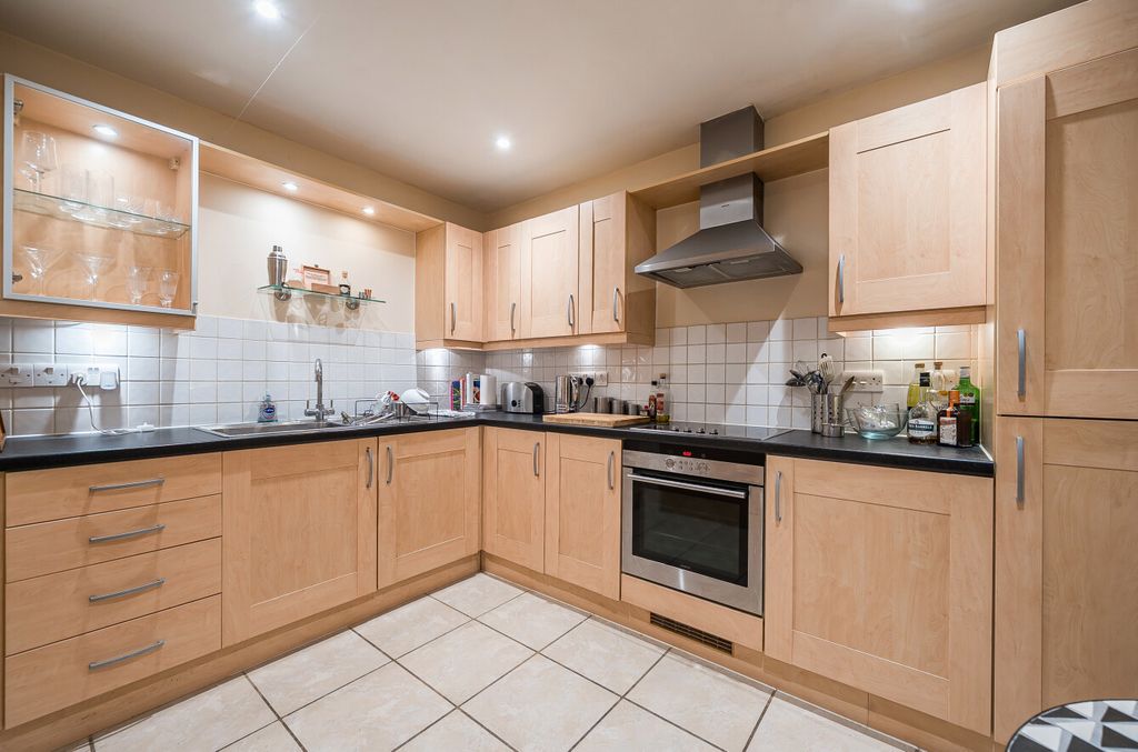 Property photo 2 of 20 1396773-12-695Fc9...