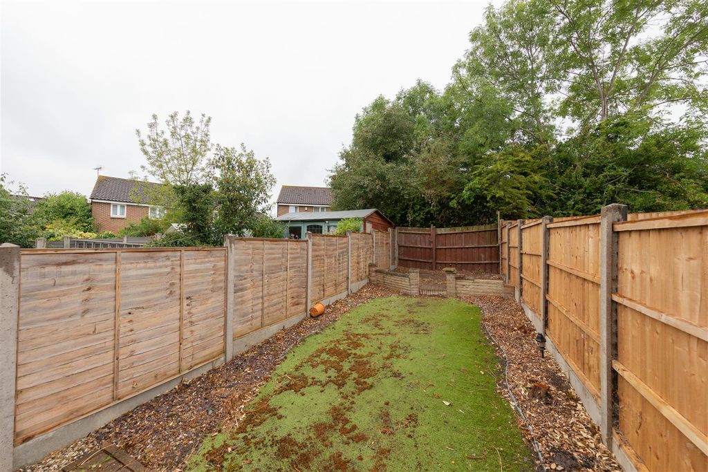 Property photo 2 of 17 Bryony Close, Ig10