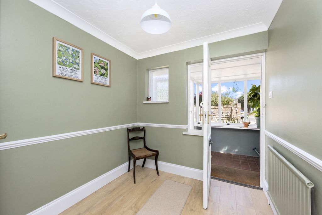Property photo 2 of 28