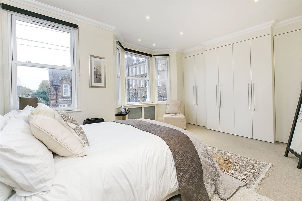 Property photo 3 of 8 Bedroom