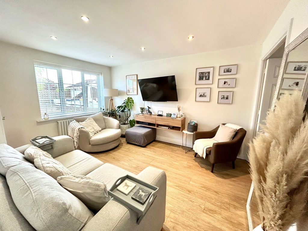 Property photo 3 of 16 Lounge B New
