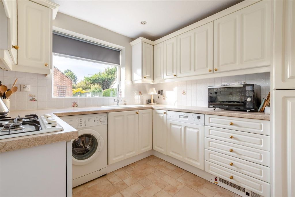 Property photo 3 of 18 8669121-Interior13.Jpg