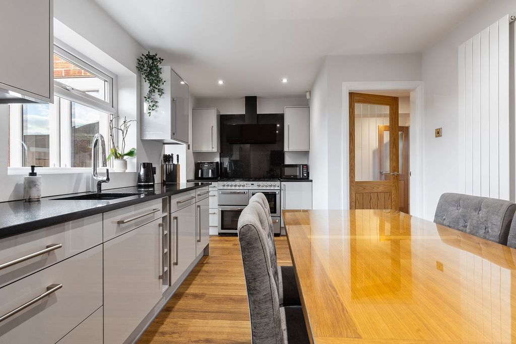 Property photo 3 of 27