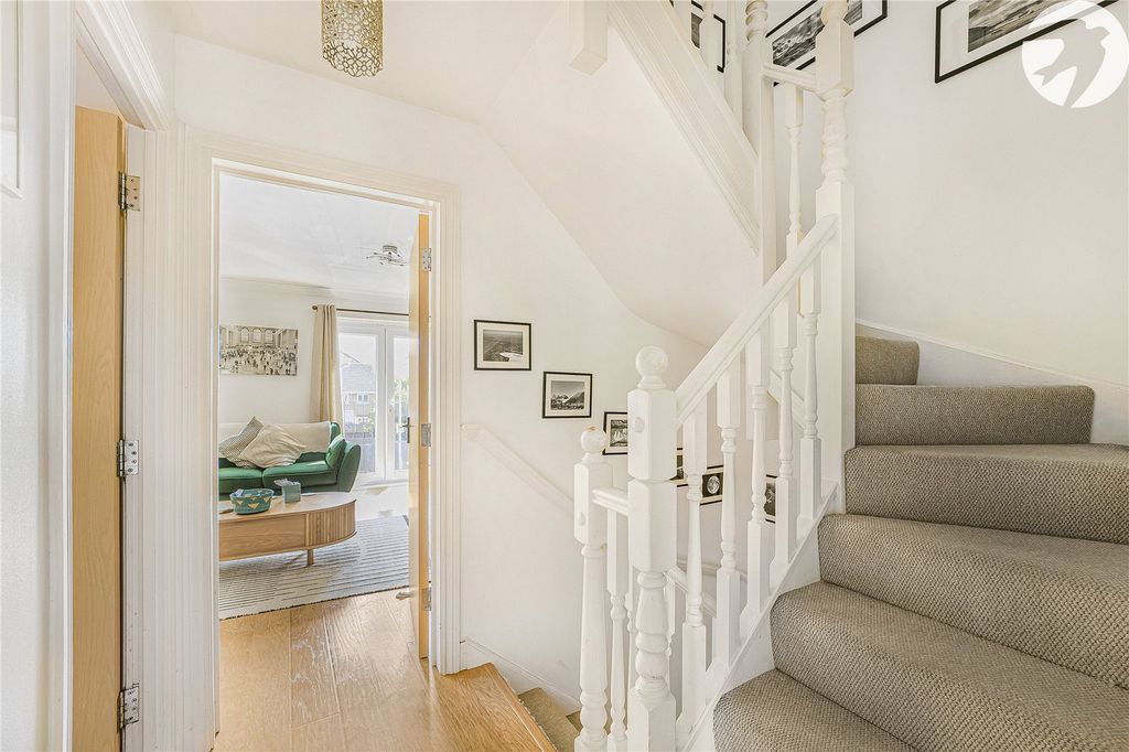 Property photo 1 of 36 Landing