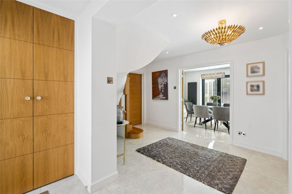 Property photo 2 of 35 Entrance Hall