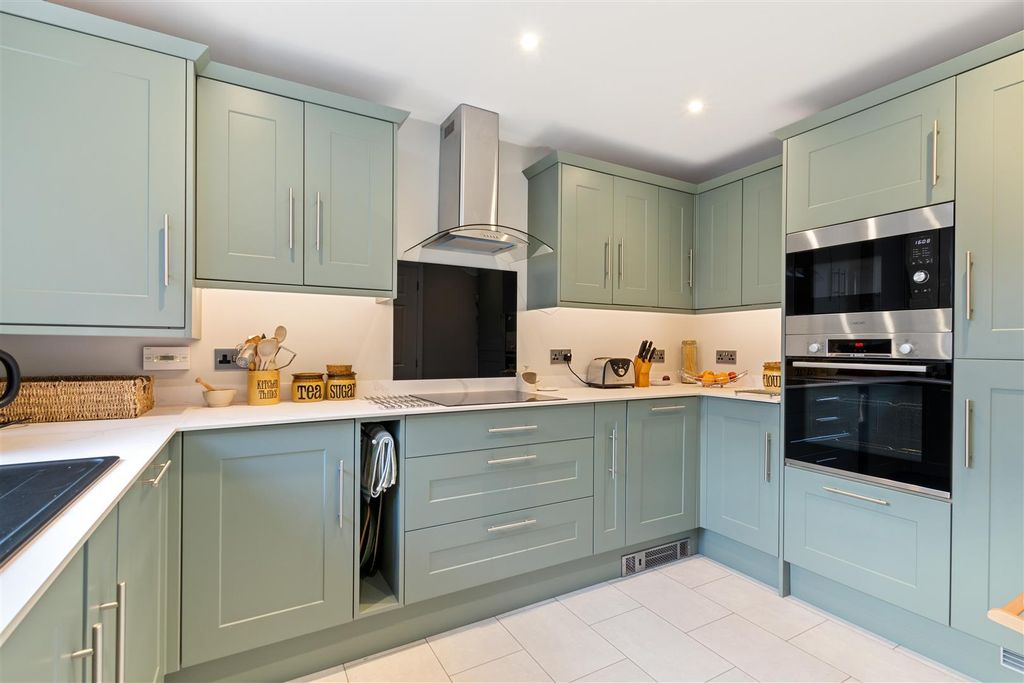 Property photo 3 of 10 Kitchen